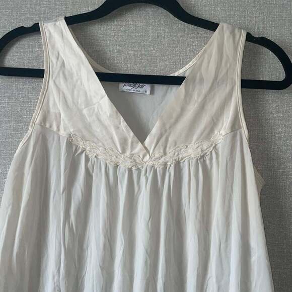 Vintage Vanity Fair Sleeveless Short Nylon Nightgown Cream with Satin Trim - Picture 5 of 5
